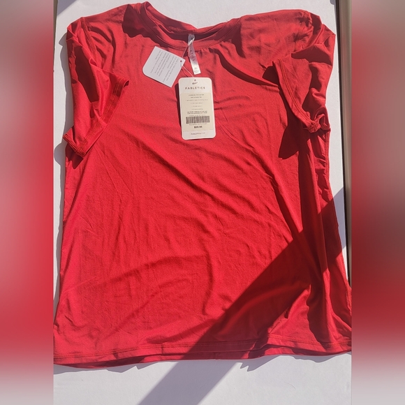 NWT Fabletics Phoenix Lite Short Sleeve Tee in Haute Red - Picture 3 of 4